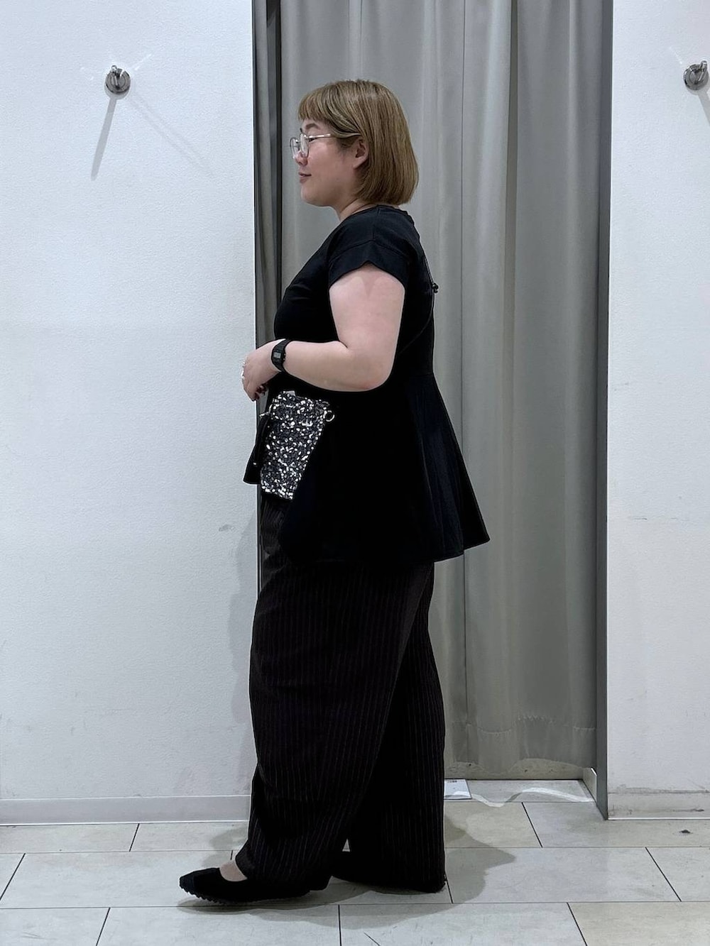 ブラウン系のその他パンツ、ブラック系のスニーカー、ブラック系のTシャツ/カットソーを着用したレディースの夏コーディネートの2枚目の写真