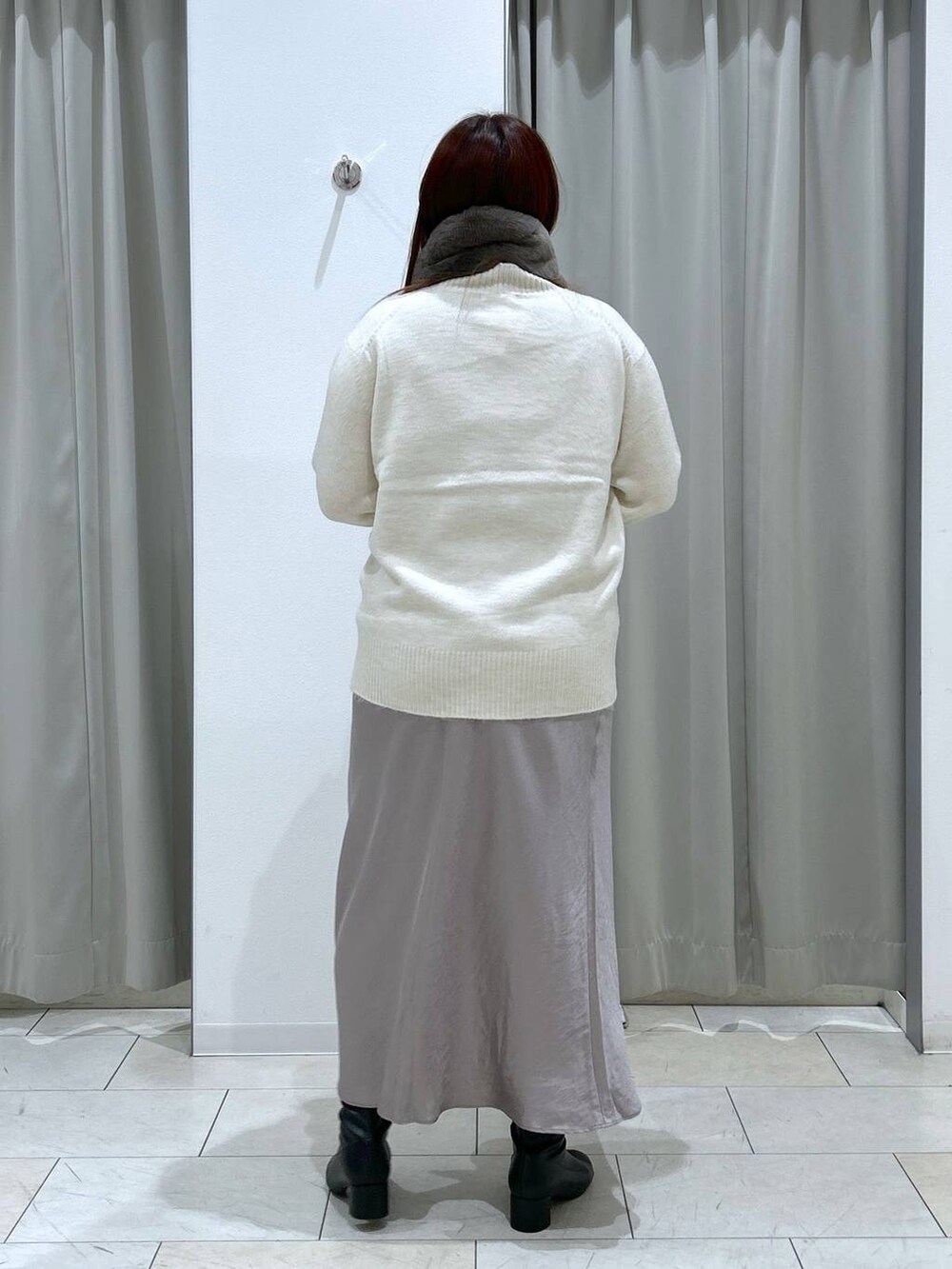 ホワイト系のニット/セーター、ブラック系のブーツ、ブラウン系のショルダーバッグを着用したレディースの冬コーディネートの5枚目の写真