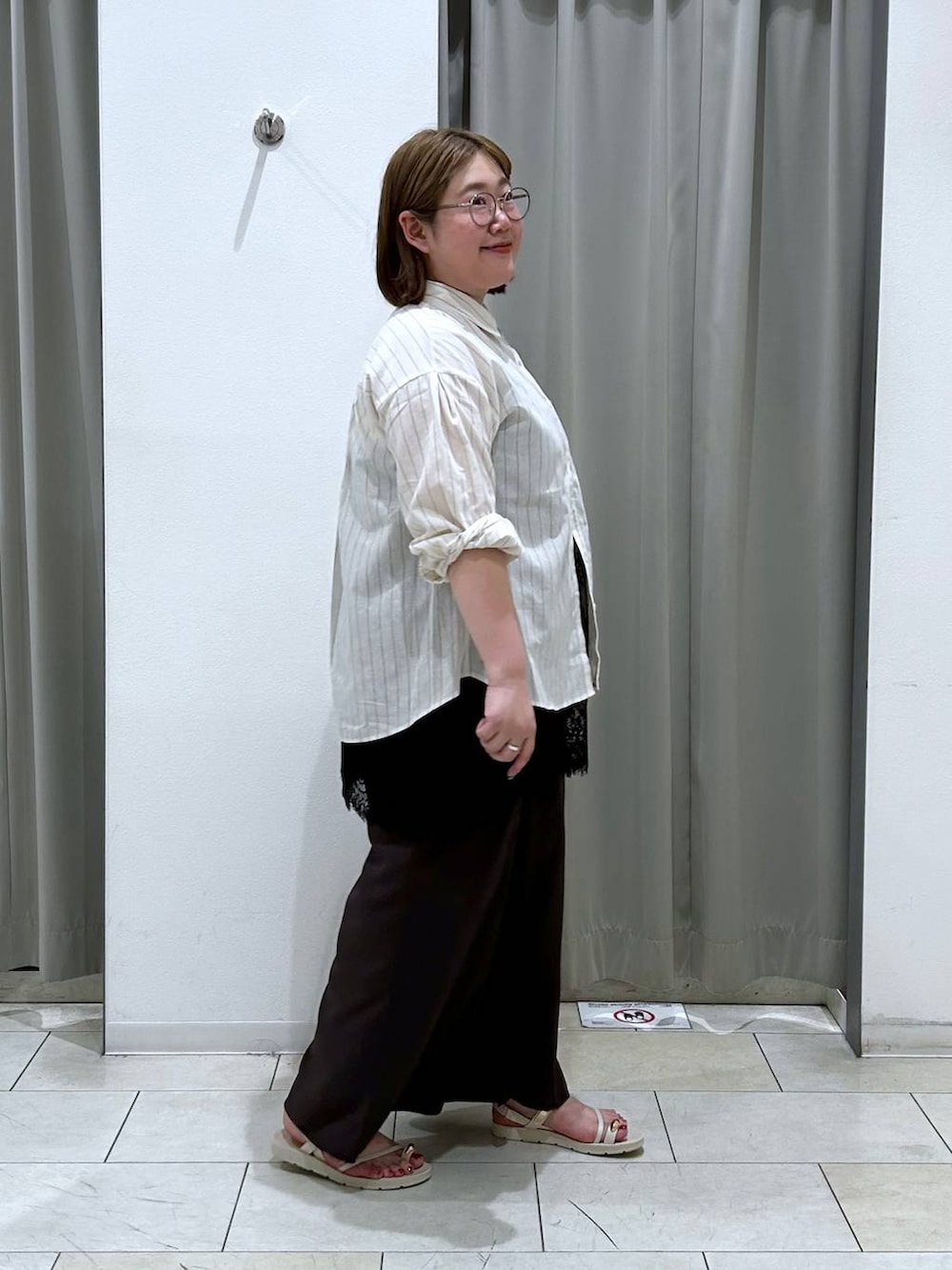 ベージュ系のサンダル、ホワイト系のシャツ/ブラウス、ブラウン系のその他パンツを着用したレディースの夏コーディネートの6枚目の写真