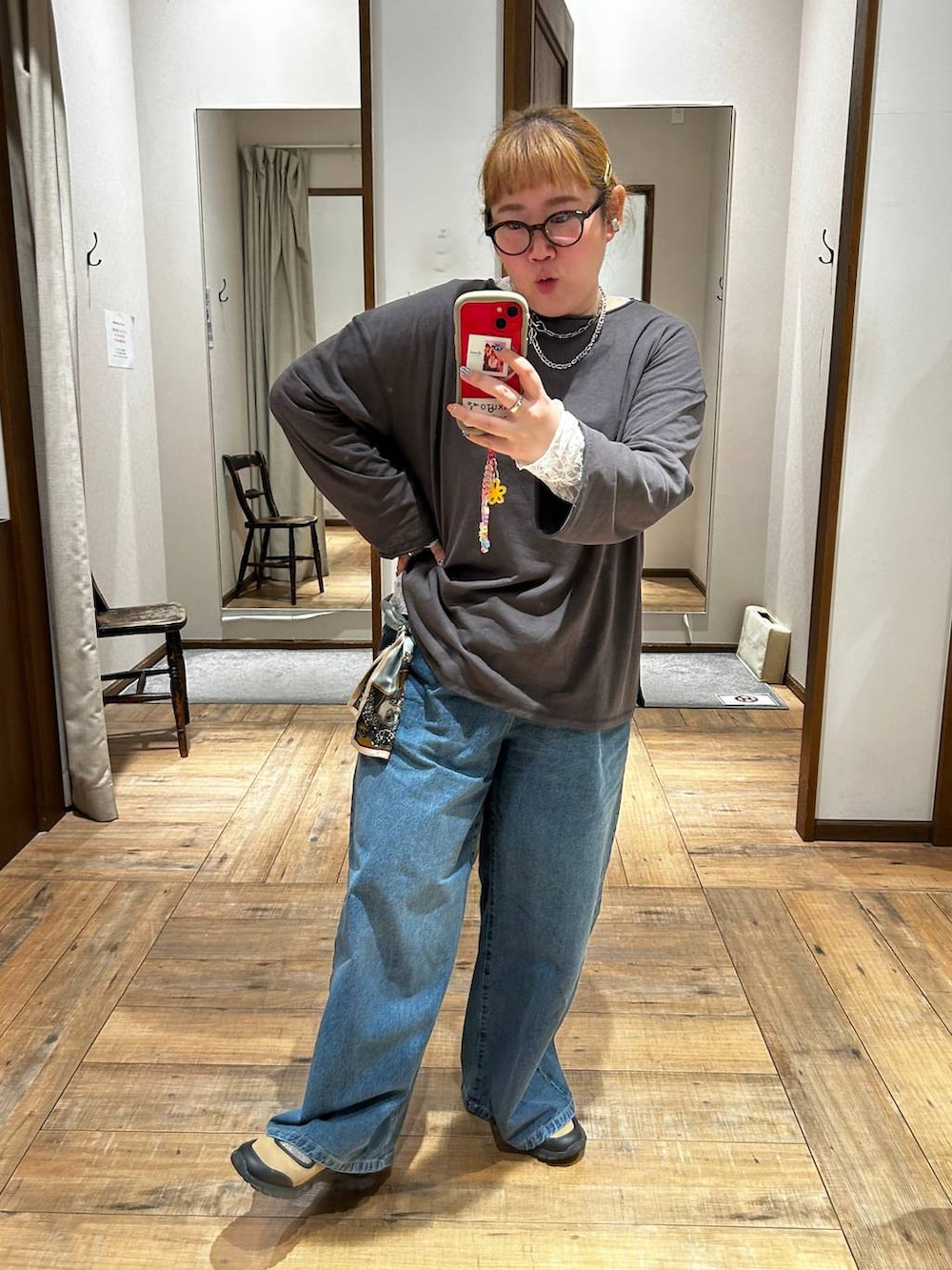 ベージュ系のスニーカー、ブルー系のデニムパンツ、ブラック系のTシャツ/カットソーを着用したレディースの秋コーディネートの2枚目の写真