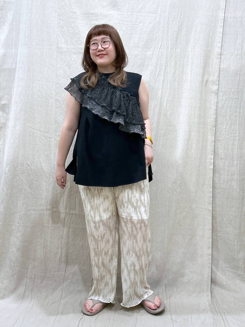 ベージュ系のその他パンツ、ベージュ系のサンダル、ブラック系のTシャツ/カットソーを着用したレディースの夏コーディネートの4枚目の写真