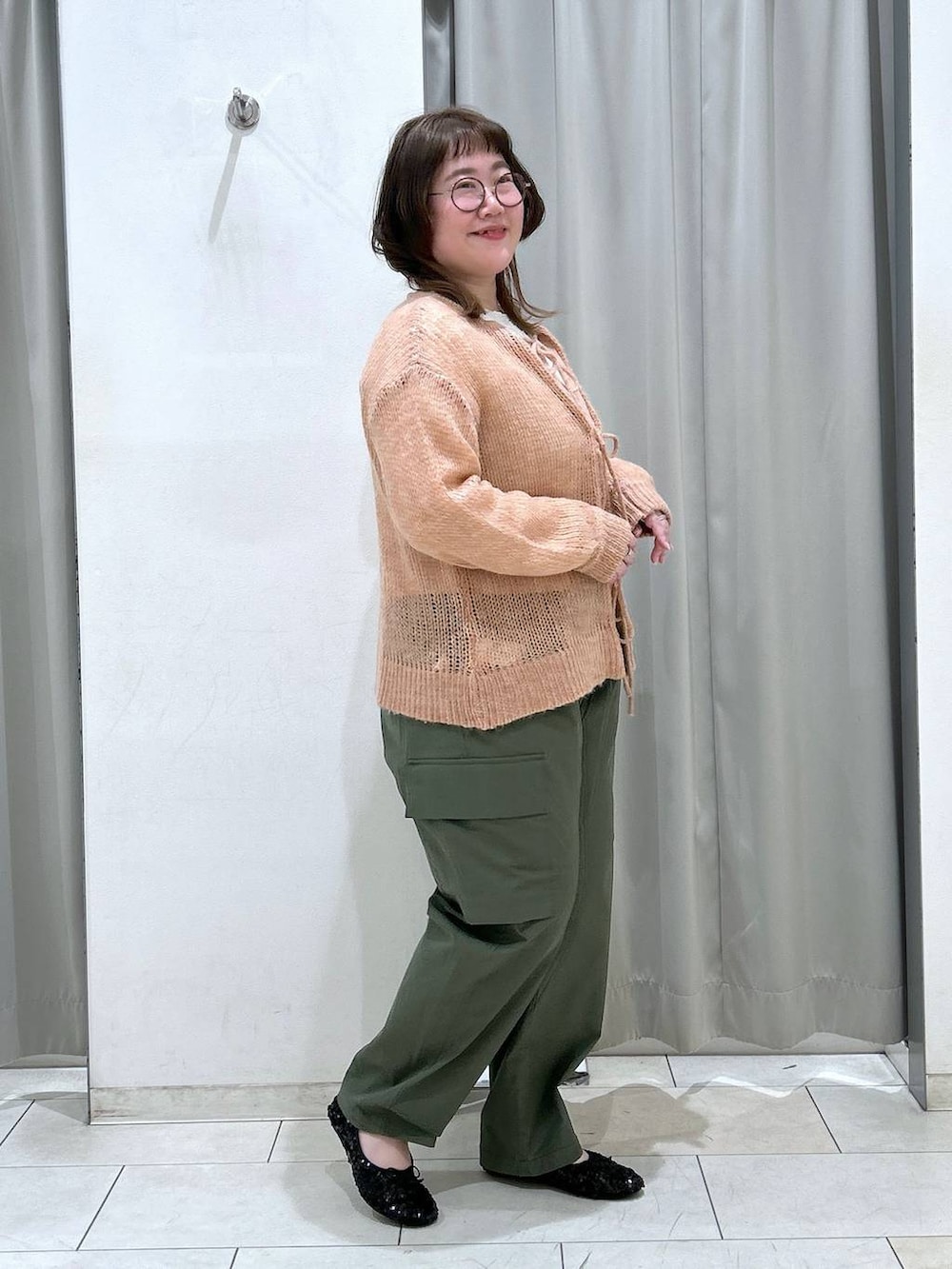 ベージュ系のTシャツ/カットソー、ピンク系のニット/セーター、ブラック系のバレエシューズを着用したレディースの冬コーディネートの7枚目の写真