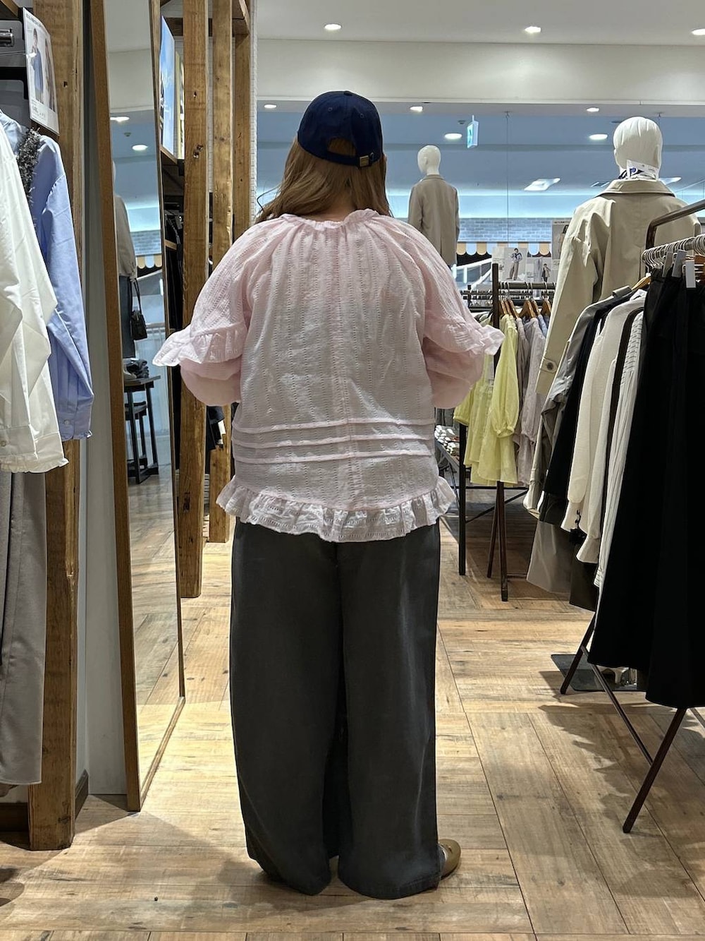 ブラウン系のバレエシューズ、ピンク系のシャツ/ブラウス、ブラック系のデニムパンツを着用したレディースの春コーディネートの4枚目の写真