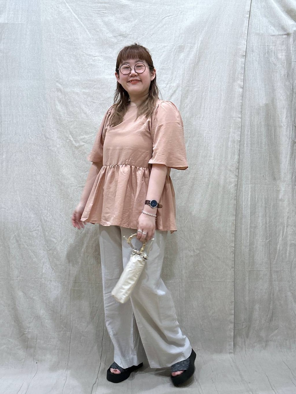 「体型カバー、着痩せ・細見え、カジュアル、ブランドミックス、ぽっちゃり_GLOBAL WORK、LOWRYS FARM、GLOBAL WORK、ワイドパンツ、夏コーデ、ぽっちゃりスタッフ」｜「Me%の【晴雨兼用傘】フリルミニカサ 102559（折りたたみ傘、ベージュ系）」を使った、たけちゃんさん（レディース・162cm）の夏コーディネートの2枚目の写真