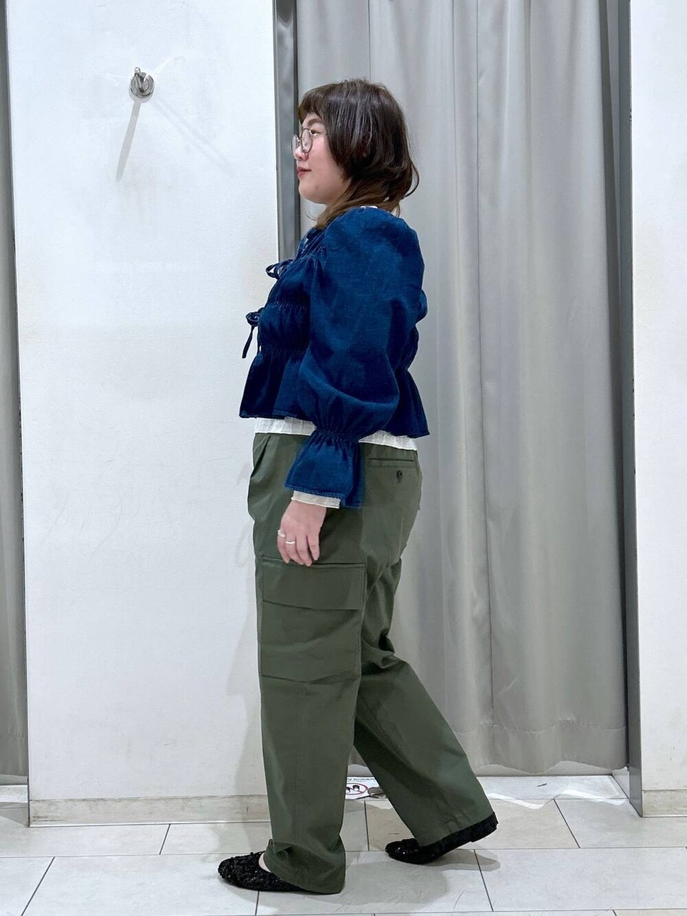 ベージュ系のTシャツ/カットソー、ブルー系のシャツ/ブラウス、ブラック系のバレエシューズを着用したレディースの冬コーディネートの3枚目の写真