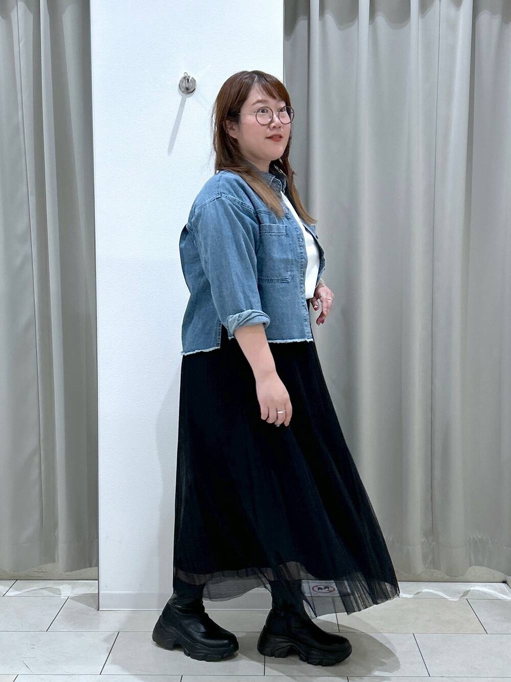 ブラック系のショルダーバッグ、ブルー系のシャツ/ブラウス、ホワイト系のTシャツ/カットソーを着用したレディースの秋コーディネートの6枚目の写真