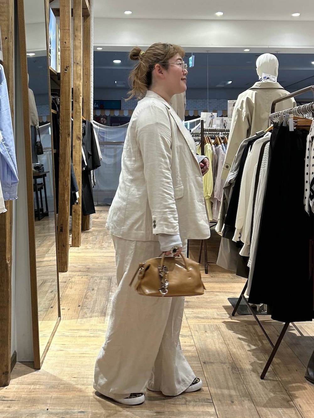 グレー系のTシャツ/カットソー、ホワイト系のその他パンツ、その他のスニーカーを着用したレディースの春コーディネートの7枚目の写真