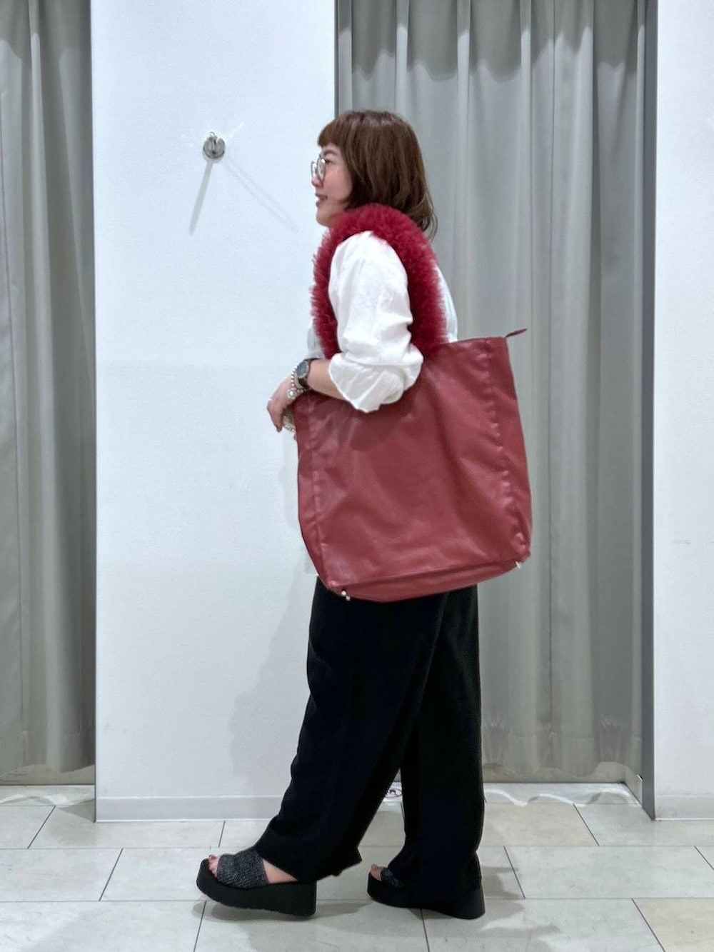 ブラック系のその他パンツ、ブラック系のタンクトップ、ブラック系のサンダルを着用したレディースの夏コーディネートの5枚目の写真