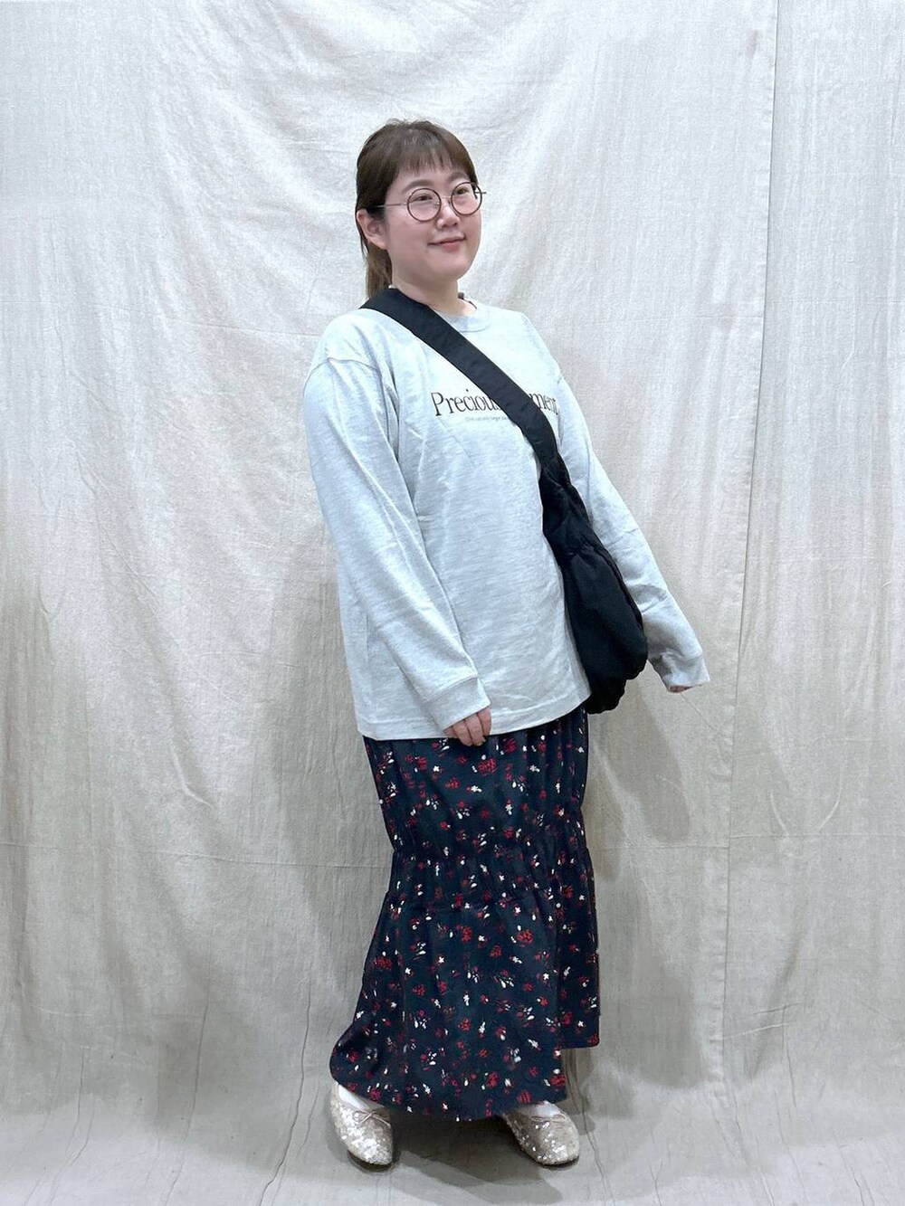 ブルー系のスカート、グレー系のTシャツ/カットソー、ホワイト系のバレエシューズを着用したレディースの春コーディネートの6枚目の写真