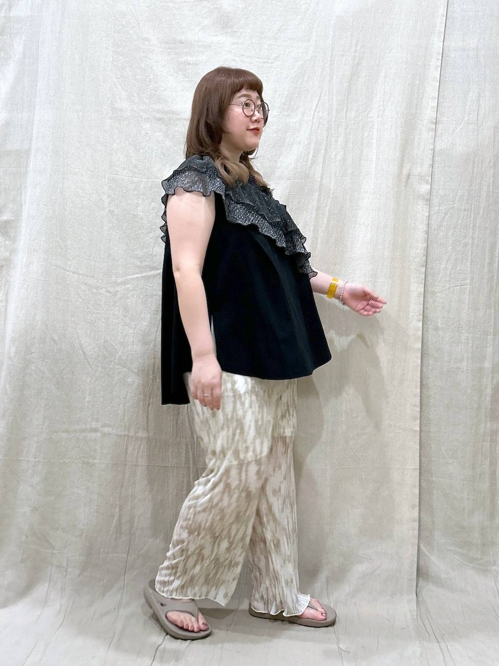 ベージュ系のその他パンツ、ベージュ系のサンダル、ブラック系のTシャツ/カットソーを着用したレディースの夏コーディネートの7枚目の写真