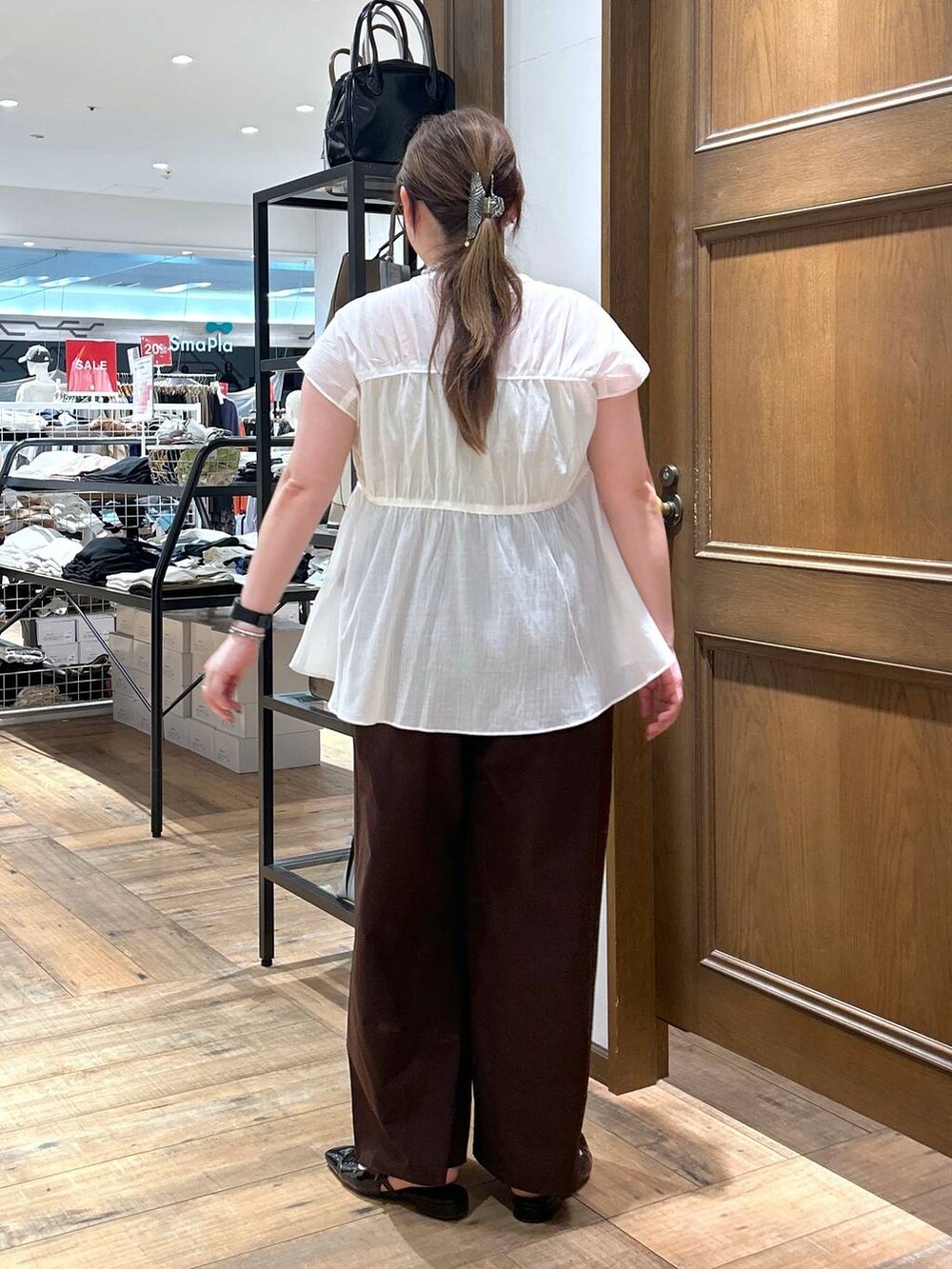 ホワイト系のシャツ/ブラウス、ブラウン系のその他パンツ、シルバー系のネックレスを着用したレディースの夏コーディネートの5枚目の写真