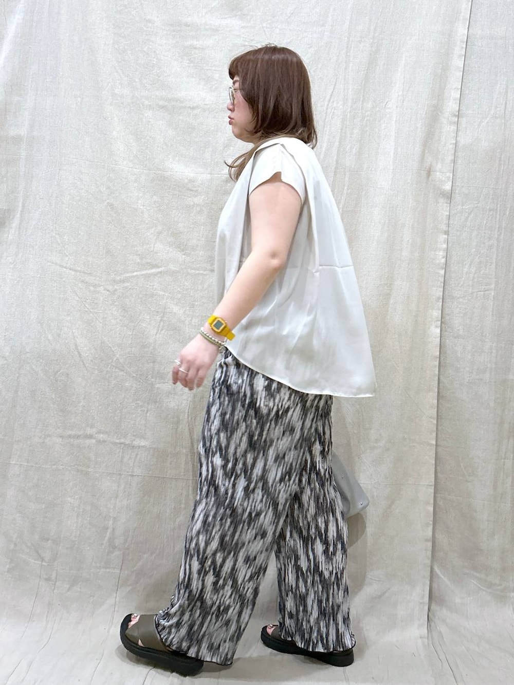 グリーン系のサンダル、シルバー系のショルダーバッグ、ブラック系のその他パンツを着用したレディースの夏コーディネートの5枚目の写真