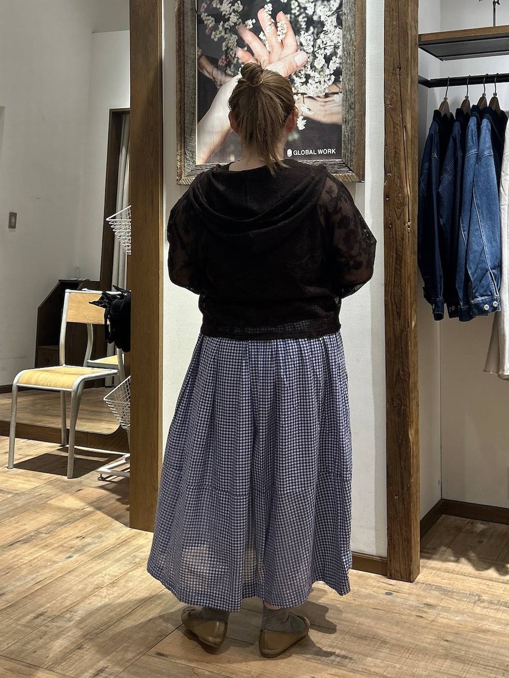 ブラウン系のバレエシューズ、ブラウン系のパーカー、ブラウン系のタンクトップを着用したレディースの春コーディネートの4枚目の写真