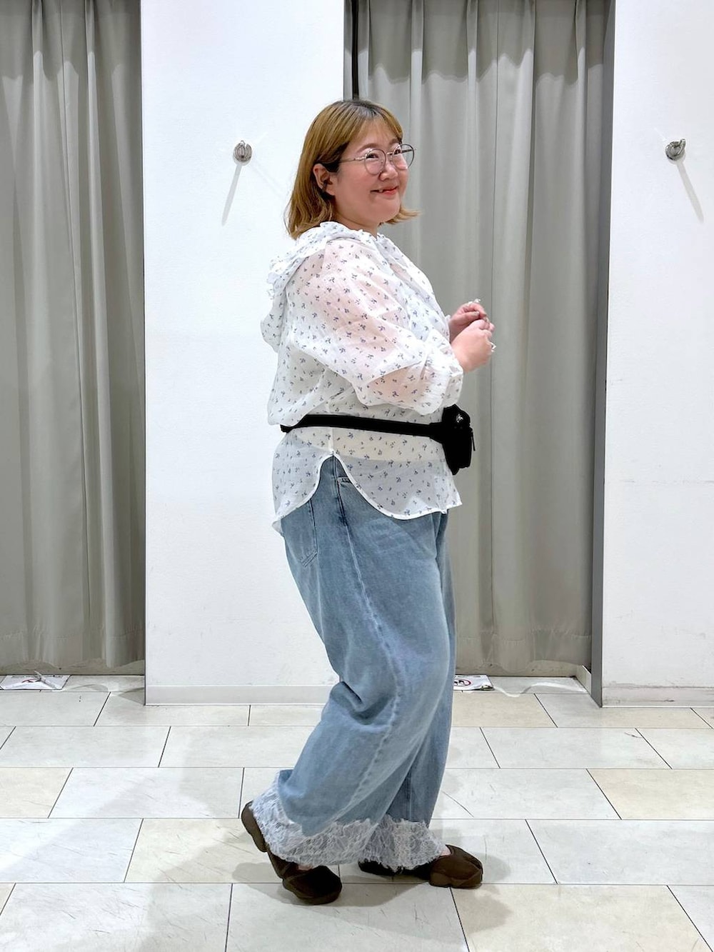 ブルー系のデニムパンツ、シルバー系のタンクトップ、その他のシャツ/ブラウスを着用したレディースの夏コーディネートの7枚目の写真