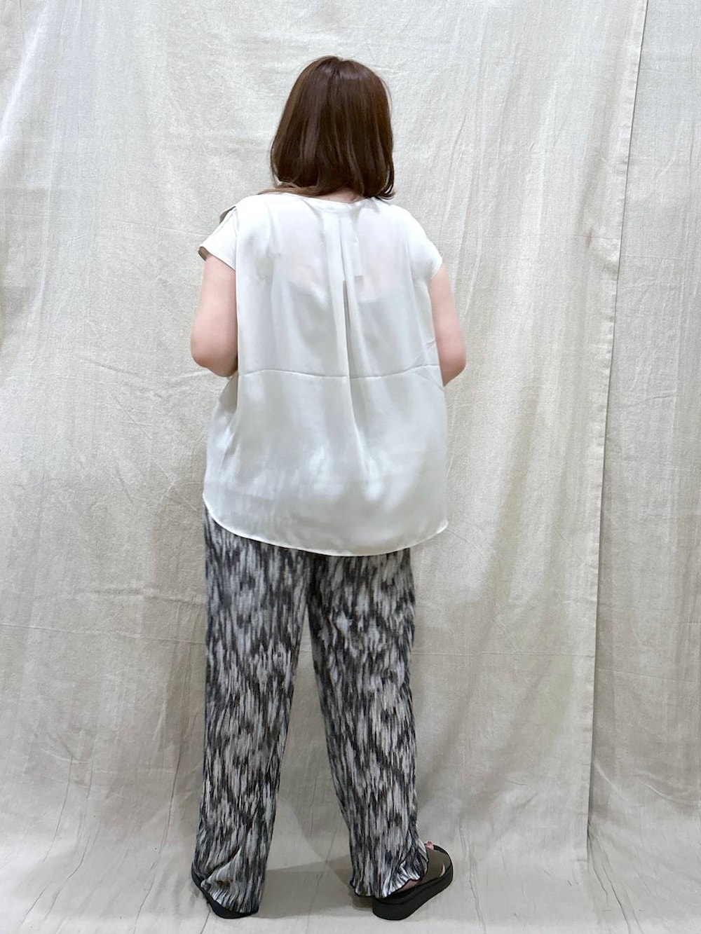 グリーン系のサンダル、シルバー系のショルダーバッグ、ブラック系のその他パンツを着用したレディースの夏コーディネートの6枚目の写真