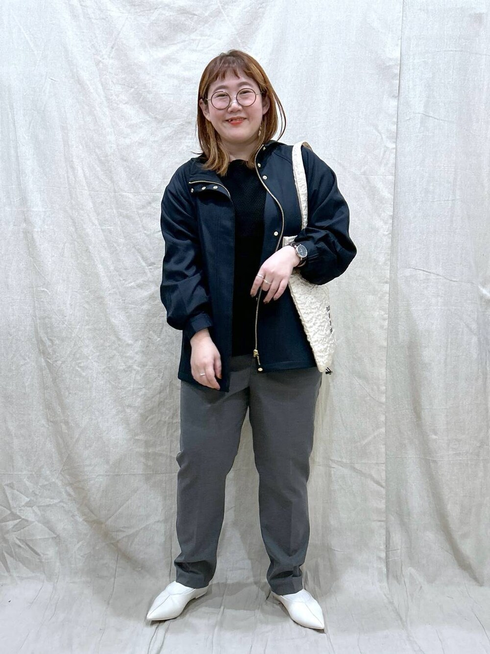 「体型カバー、着痩せ・細見え、カジュアル、ブランドミックス、ぽっちゃり_GLOBAL WORK、LOWRYS FARM、GLOBAL WORK、マウンテンパーカー、ニット、ウツクシルエット_GLOBAL WORK、テーパードパンツ、はくだけで美脚完成_GLOBAL WORK、秋コーデ」｜「GLOBAL WORKのウツクシルエットテーパードパンツ/704417（その他パンツ、グレー系）」を使った、たけちゃんさん（レディース・162cm）の秋コーディネートの2枚目の写真