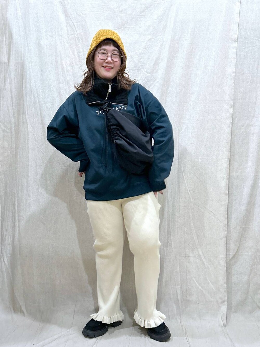 グリーン系のTシャツ/カットソー、ブラック系のモカシン/デッキシューズ、ブラック系のショルダーバッグを着用したレディースの秋コーディネートの3枚目の写真