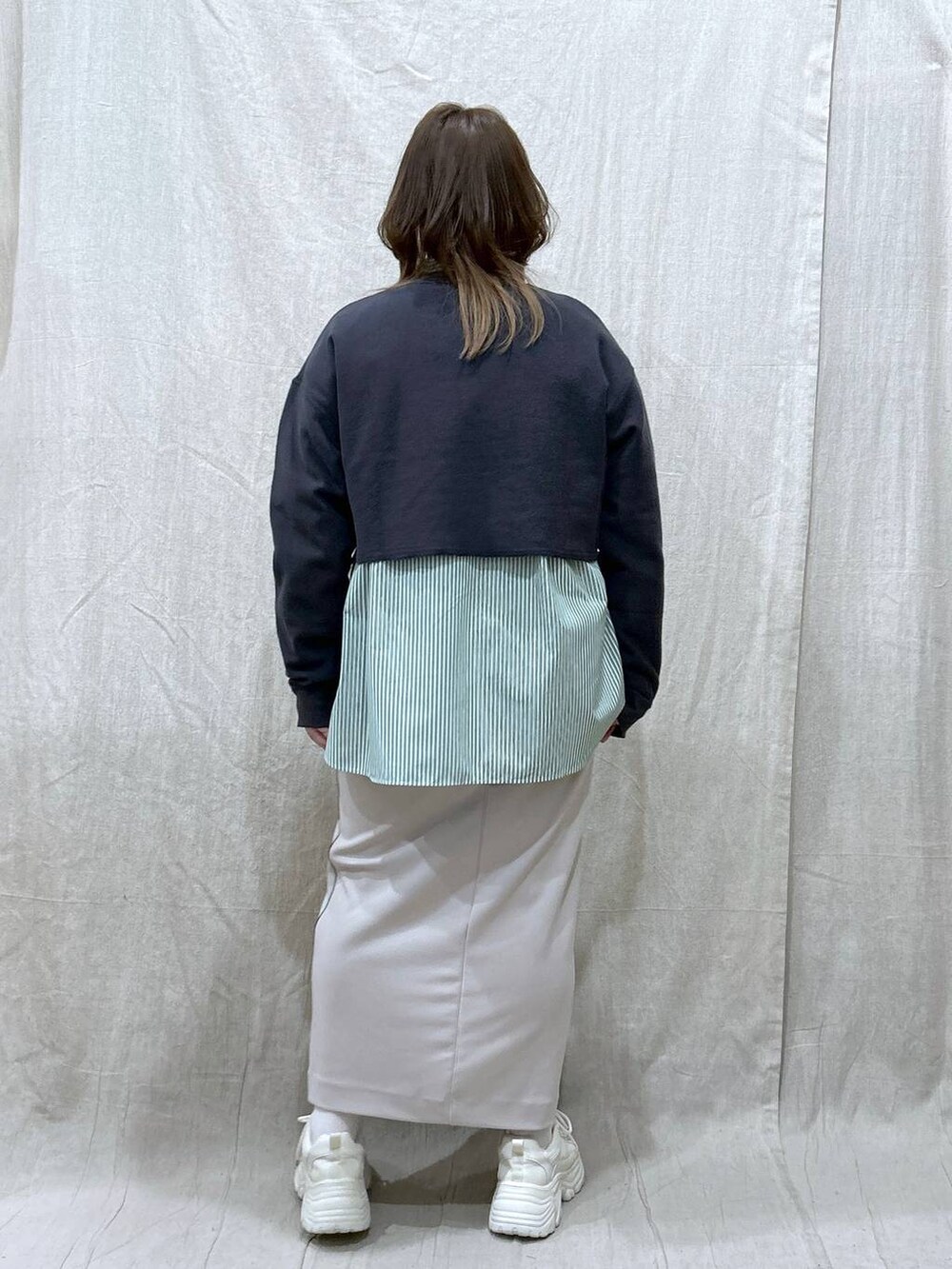 ブラック系のバックパック/リュック、グレー系のスウェット、グリーン系のシャツ/ブラウスを着用したレディースの冬コーディネートの6枚目の写真