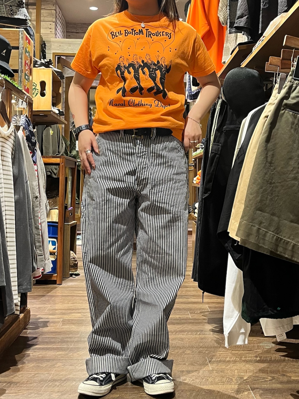 その他のその他パンツ、ブラック系のスニーカー、グリーン系のTシャツ/カットソーを着用したレディースの夏コーディネートの2枚目の写真