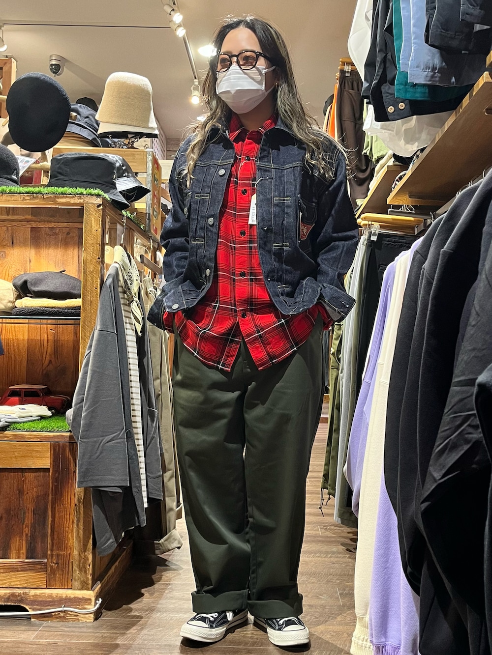 レッド系のシャツ/ブラウス、ブルー系のデニムジャケット、グリーン系のその他パンツを着用したレディースの春コーディネートの2枚目の写真