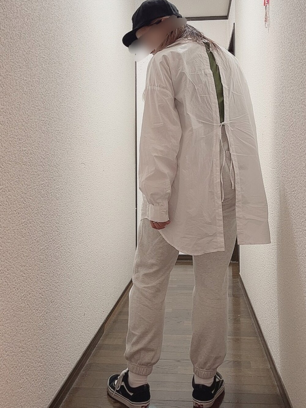 ホワイト系のスウェットパンツ、ホワイト系のシャツ/ブラウス、ブラック系のスニーカーを着用したレディースの春コーディネートの2枚目の写真