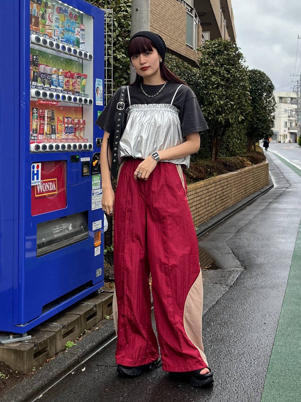 ブラック系のショルダーバッグ、レッド系のその他パンツ、ブラック系のTシャツ/カットソーを着用したレディースの冬コーディネートの6枚目の写真