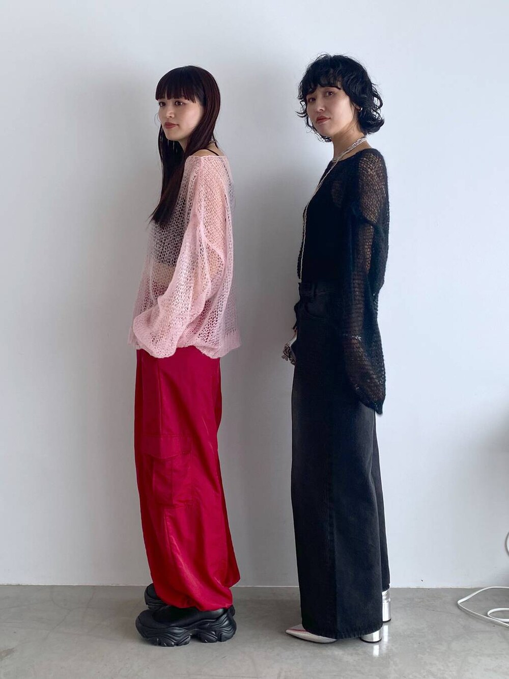 ブラック系のブーツ、シルバー系のショルダーバッグ、レッド系のカーゴパンツを着用したレディースの秋コーディネートの3枚目の写真