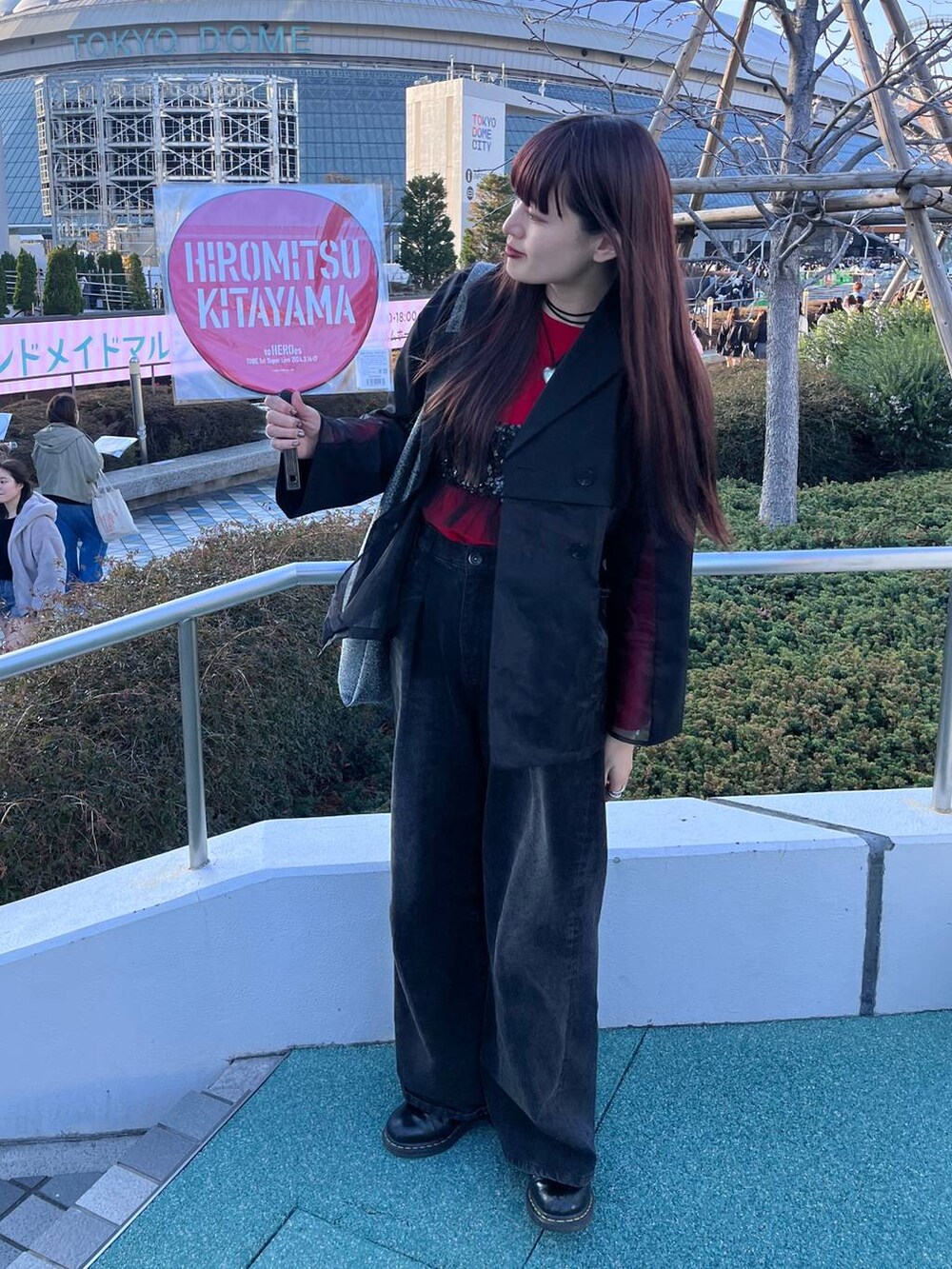 ブラック系のテーラードジャケット、シルバー系のトートバッグ、ブラック系のチューブトップを着用したレディースの春コーディネートの3枚目の写真