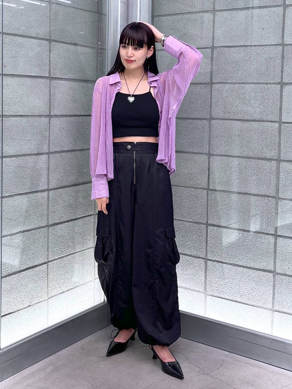 ブラック系のサンダル、ブラック系のカーゴパンツ、パープル系のシャツ/ブラウスを着用したレディースの夏コーディネートの3枚目の写真