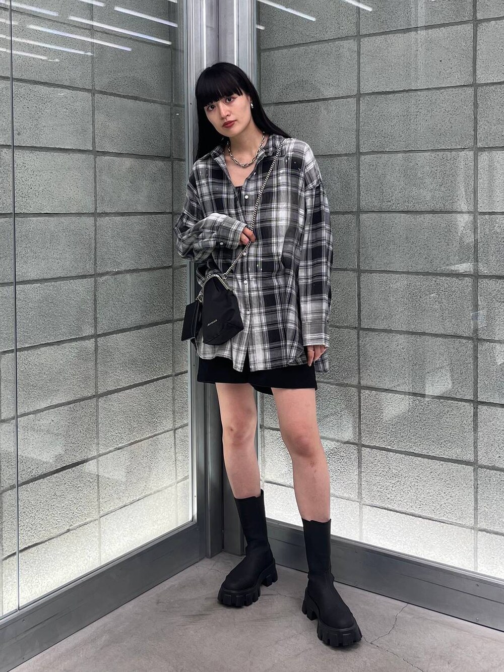 ブラック系のショルダーバッグ、ブラック系のブーツ、ブラック系のシャツ/ブラウスを着用したレディースの秋コーディネートの2枚目の写真