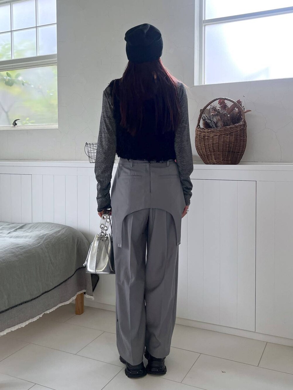 ブラック系のTシャツ/カットソー、グレー系のその他パンツ、ブラック系のベストを着用したレディースの冬コーディネートの7枚目の写真