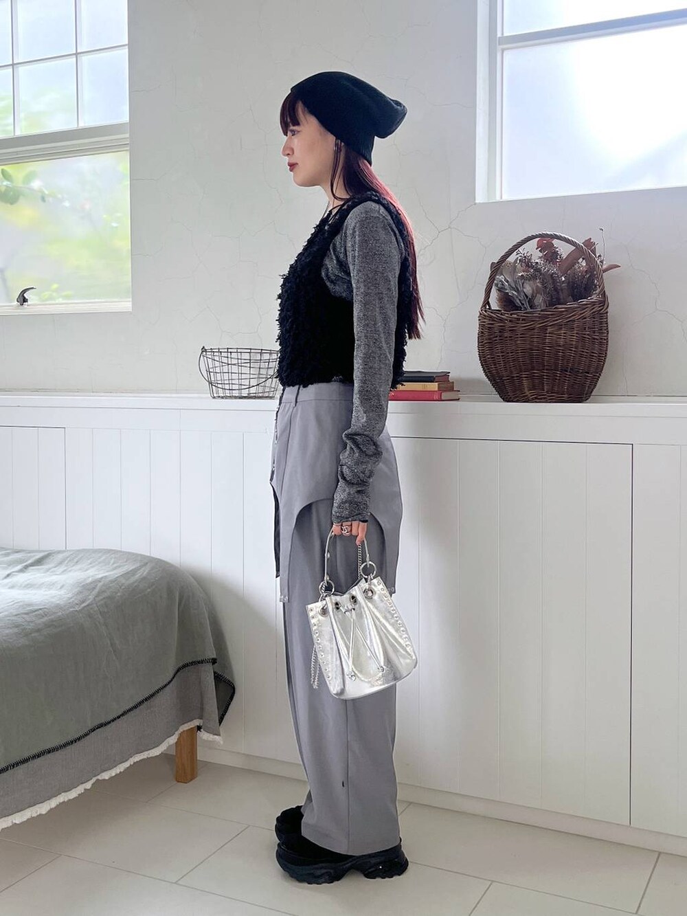 ブラック系のTシャツ/カットソー、グレー系のその他パンツ、ブラック系のベストを着用したレディースの冬コーディネートの5枚目の写真