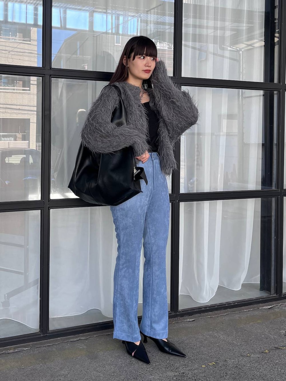 ブルー系のその他パンツ、ブラック系のパンプス、グレー系のカーディガン/ボレロを着用したレディースの秋コーディネートの5枚目の写真