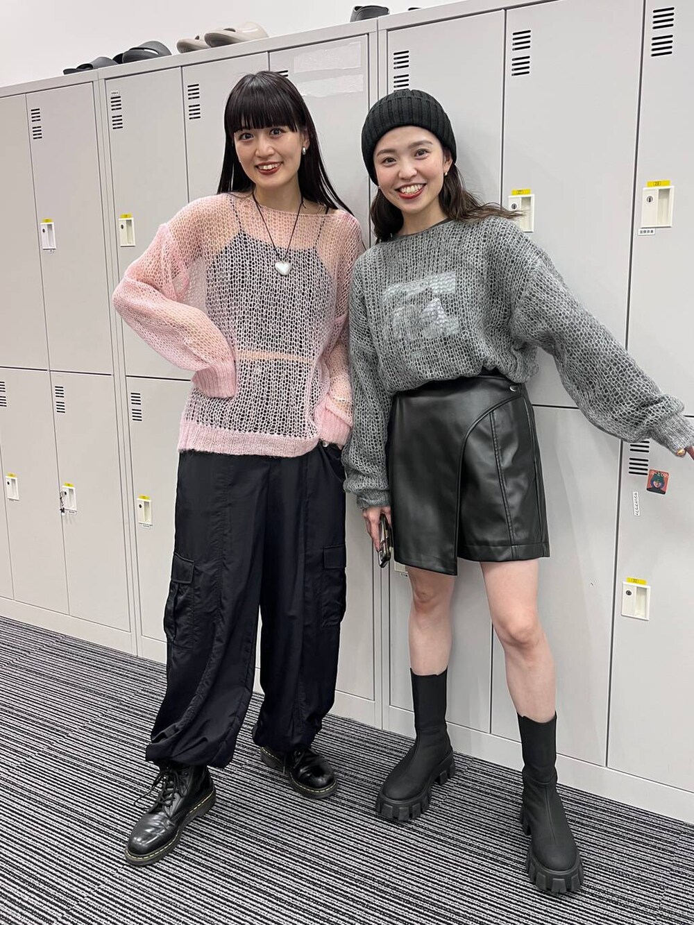 ホワイト系のカーゴパンツ、ブラック系のその他パンツ、ブラック系のニット/セーターを着用したレディースの秋コーディネートの2枚目の写真