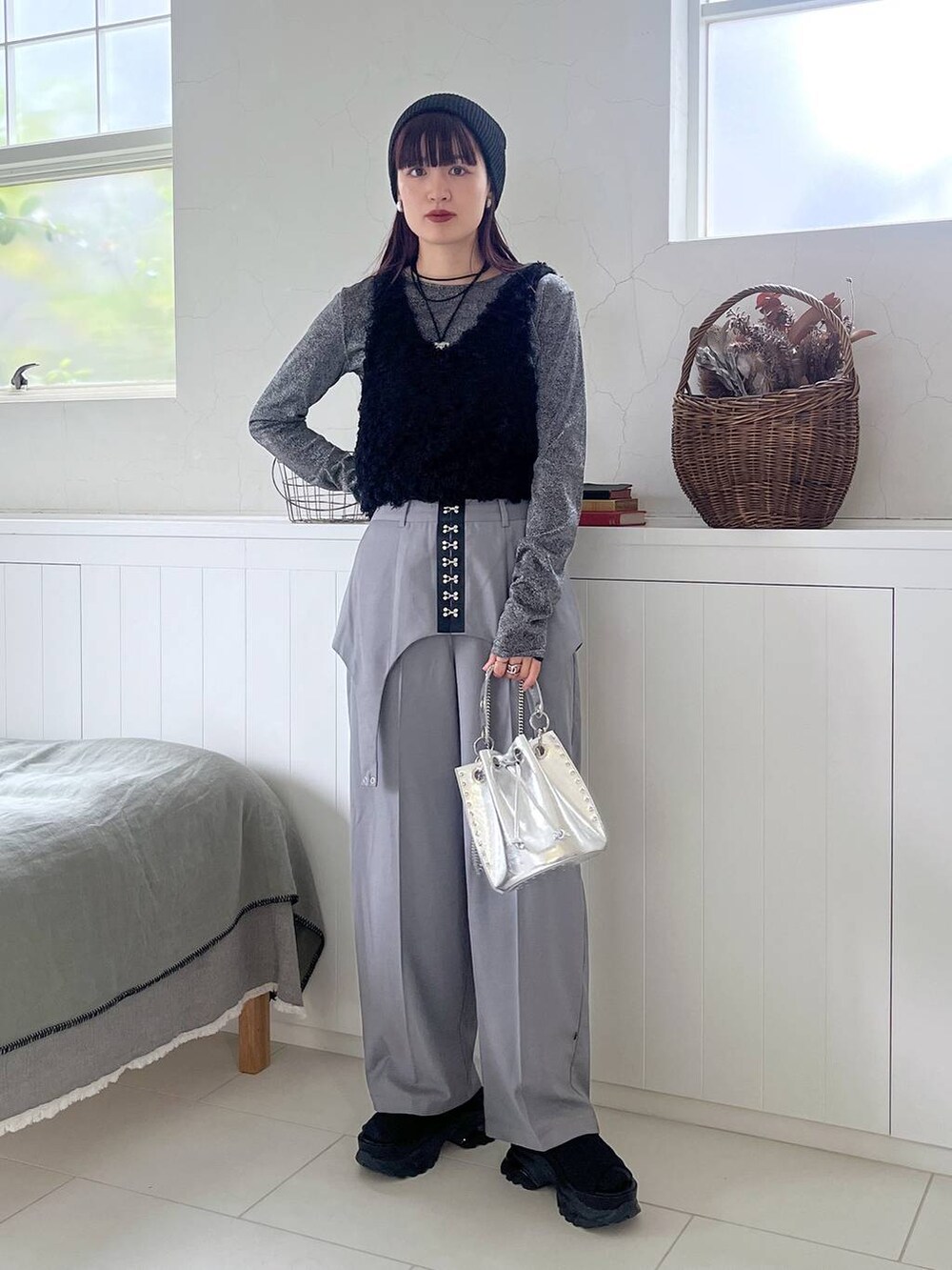 ブラック系のTシャツ/カットソー、グレー系のその他パンツ、ブラック系のベストを着用したレディースの冬コーディネートの2枚目の写真