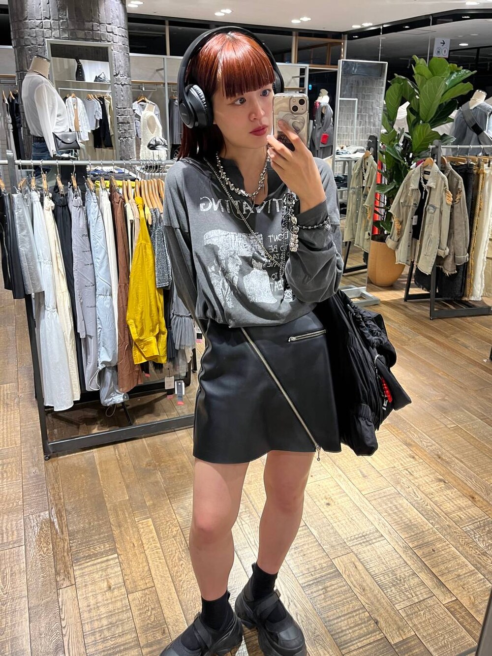 ブラック系のその他パンツ、グレー系のTシャツ/カットソー、シルバー系のネックレスを着用したレディースの夏コーディネートの5枚目の写真