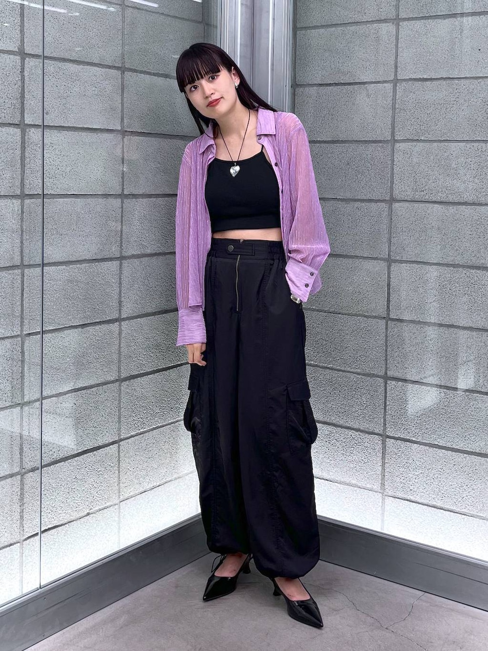 ブラック系のサンダル、ブラック系のカーゴパンツ、パープル系のシャツ/ブラウスを着用したレディースの夏コーディネートの4枚目の写真