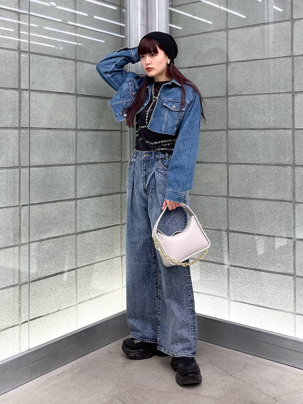 ブラック系のTシャツ/カットソー、ブルー系のデニムパンツ、ブルー系のデニムジャケットを着用したレディースの冬コーディネートの6枚目の写真