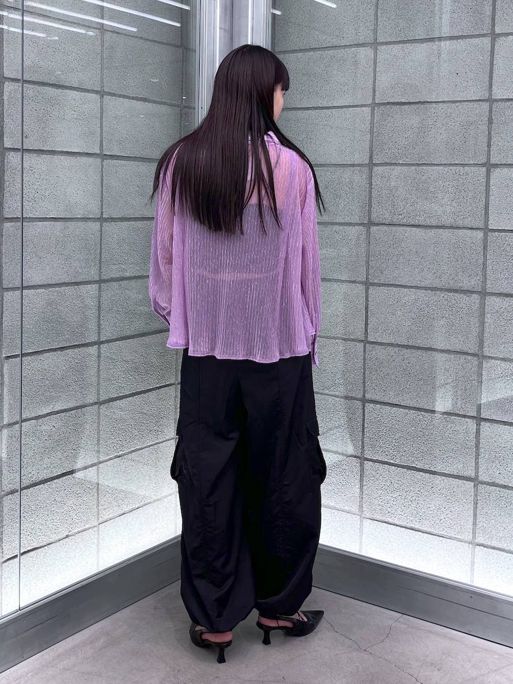 ブラック系のサンダル、ブラック系のカーゴパンツ、パープル系のシャツ/ブラウスを着用したレディースの夏コーディネートの2枚目の写真