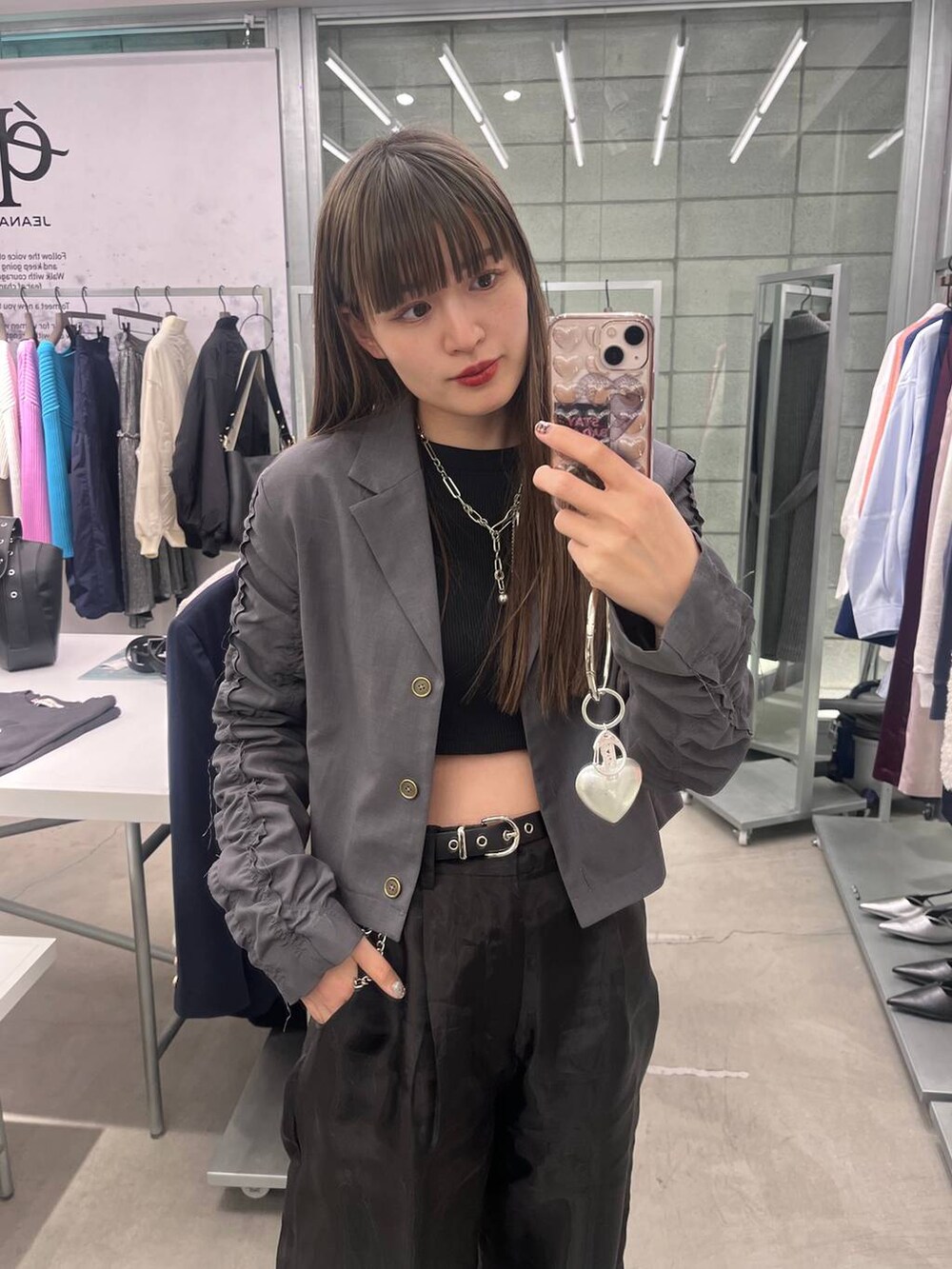 ブラック系のTシャツ/カットソー、ブラック系のスラックス、グレー系のテーラードジャケットを着用したレディースの冬コーディネートの6枚目の写真