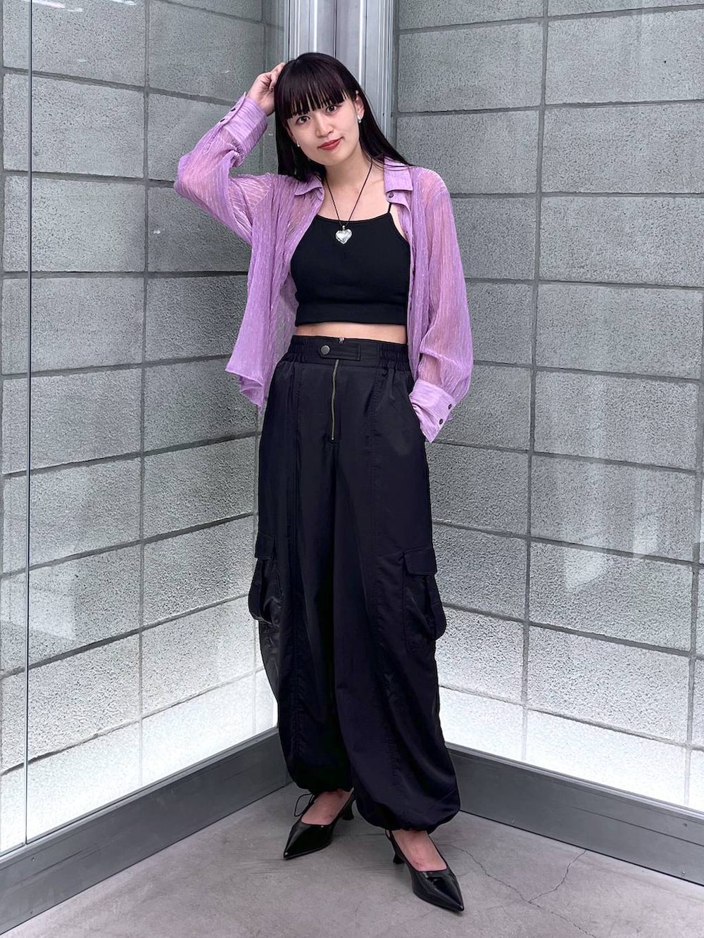 ブラック系のサンダル、ブラック系のカーゴパンツ、パープル系のシャツ/ブラウスを着用したレディースの夏コーディネートの5枚目の写真
