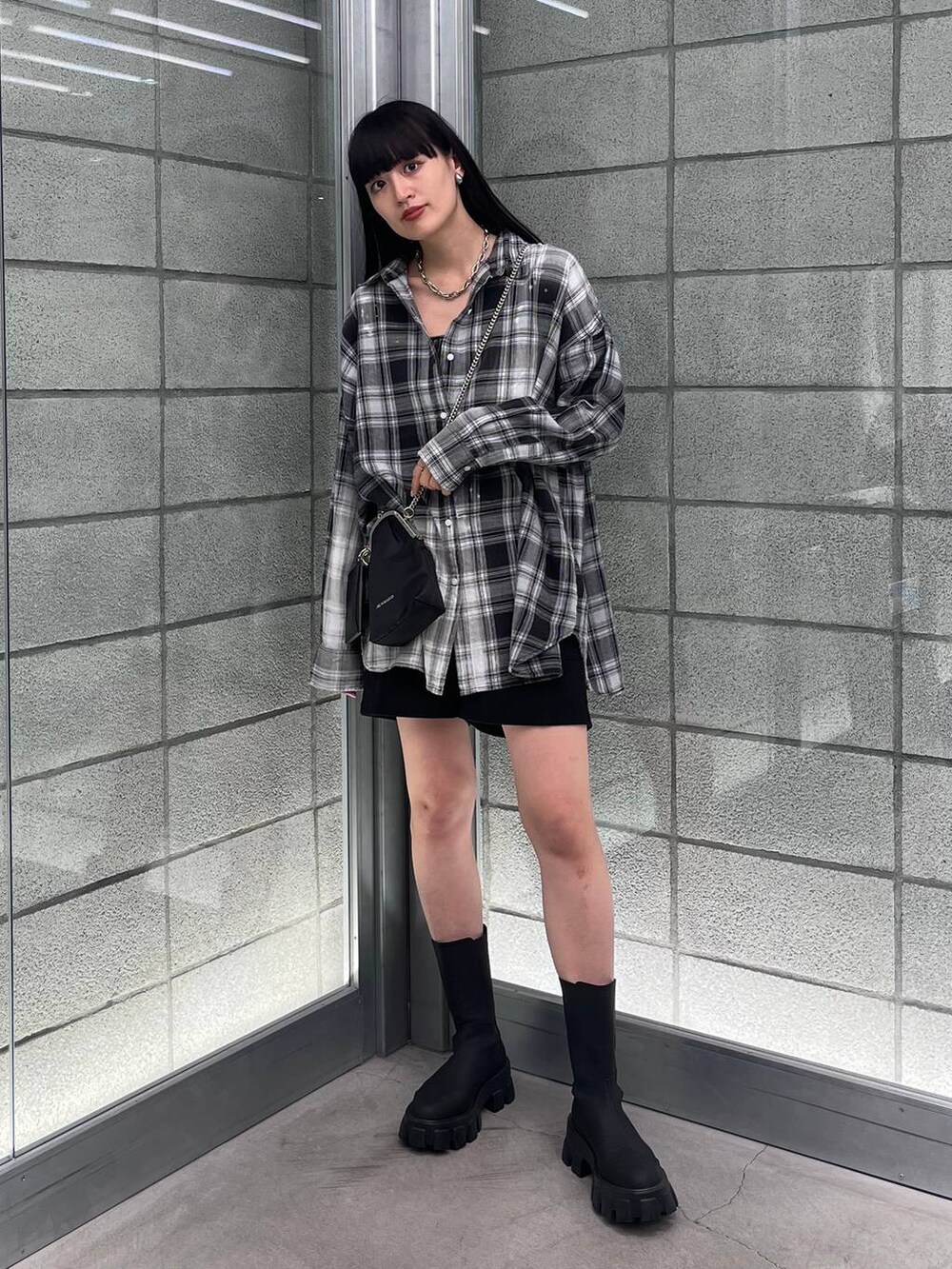 ブラック系のショルダーバッグ、ブラック系のブーツ、ブラック系のシャツ/ブラウスを着用したレディースの秋コーディネートの3枚目の写真