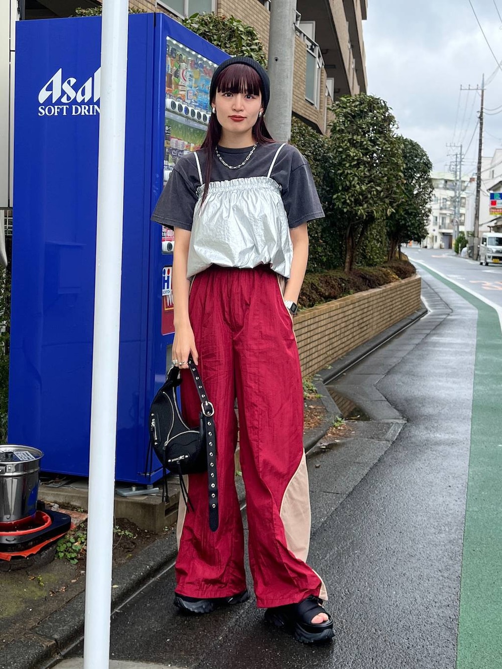ブラック系のショルダーバッグ、レッド系のその他パンツ、ブラック系のTシャツ/カットソーを着用したレディースの冬コーディネートの7枚目の写真