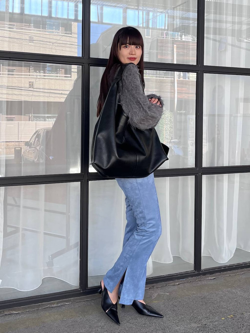 ブルー系のその他パンツ、ブラック系のパンプス、グレー系のカーディガン/ボレロを着用したレディースの秋コーディネートの2枚目の写真