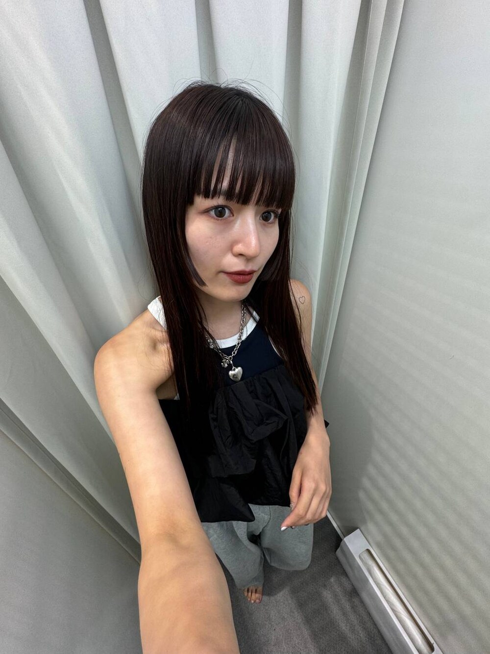 ブラック系のサンダル、ブルー系のタンクトップ、ブラック系のその他トップスを着用したレディースの夏コーディネートの3枚目の写真