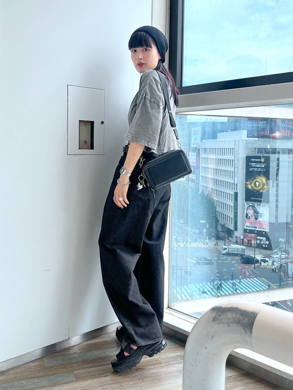 ブラック系のショルダーバッグ、ブラック系のデニムパンツ、グレー系のTシャツ/カットソーを着用したレディースの夏コーディネートの5枚目の写真