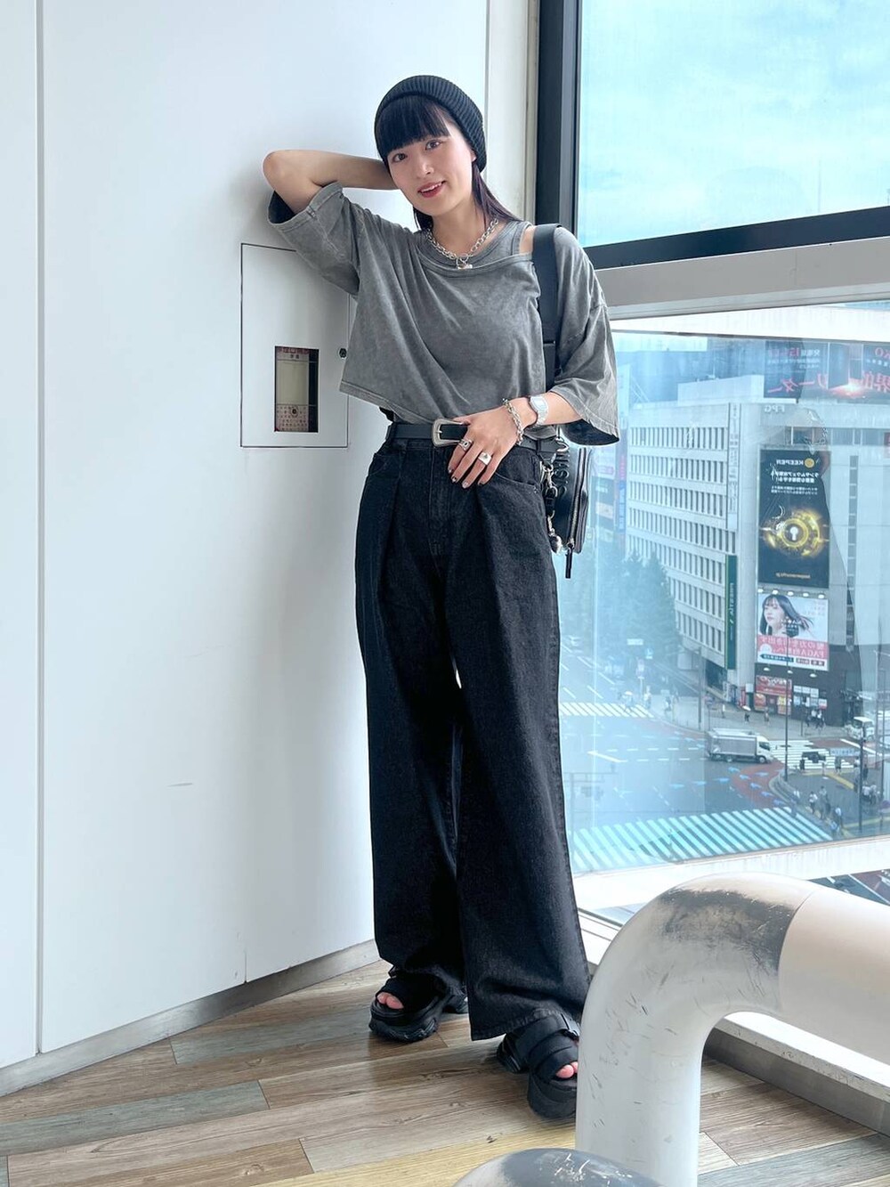 ブラック系のショルダーバッグ、ブラック系のデニムパンツ、グレー系のTシャツ/カットソーを着用したレディースの夏コーディネートの7枚目の写真