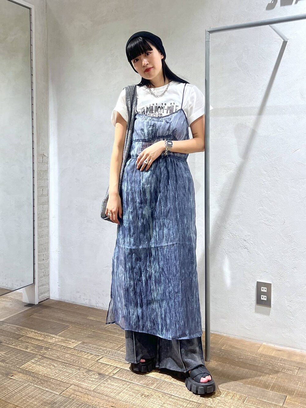 ブルー系のワンピース、ブラック系のスウェットパンツ、ホワイト系のTシャツ/カットソーを着用したレディースの夏コーディネートの3枚目の写真