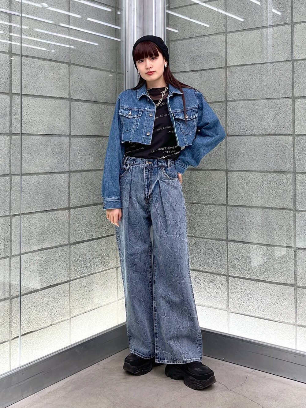 ブラック系のTシャツ/カットソー、ブルー系のデニムパンツ、ブルー系のデニムジャケットを着用したレディースの冬コーディネートの4枚目の写真