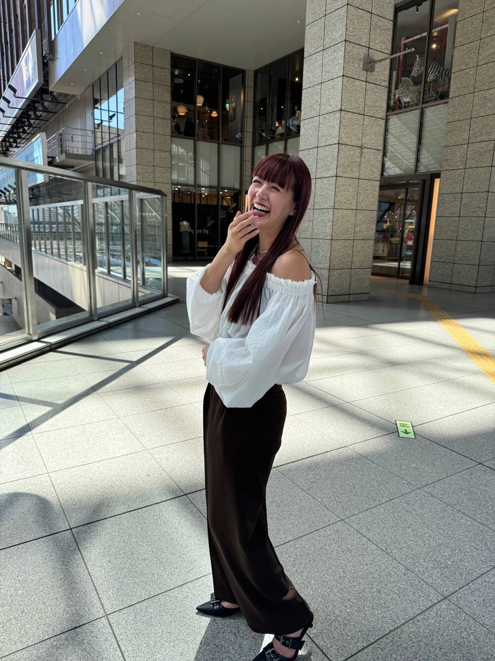 ホワイト系のシャツ/ブラウス、ブラウン系のスラックスを着用したレディースの秋コーディネートの6枚目の写真